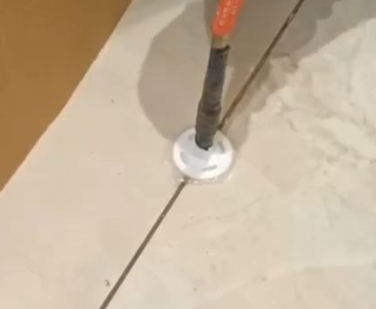 海西瓷砖空鼓维修公司专业解答瓷砖在铺贴过程中，如果没有涂抹均匀到位的粘结材料（如水泥砂浆或瓷砖胶），可能会导致以下问题