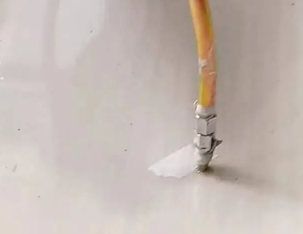海西瓷砖空鼓维修公司专业解答在瓷砖铺贴过程中，如果使用的砂料过粗（如全部使用了粗砂），可能会导致以下问题