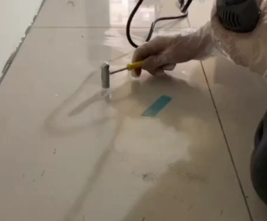 海西瓷砖开裂维修公司专业分享瓷砖在铺贴前如果没有沥干水分，将会导致以下问题